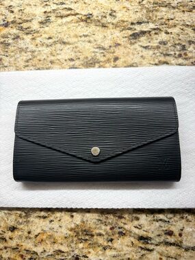 LOUIS VUITTON  Epi Portefeuille Sarah Wallet in Black